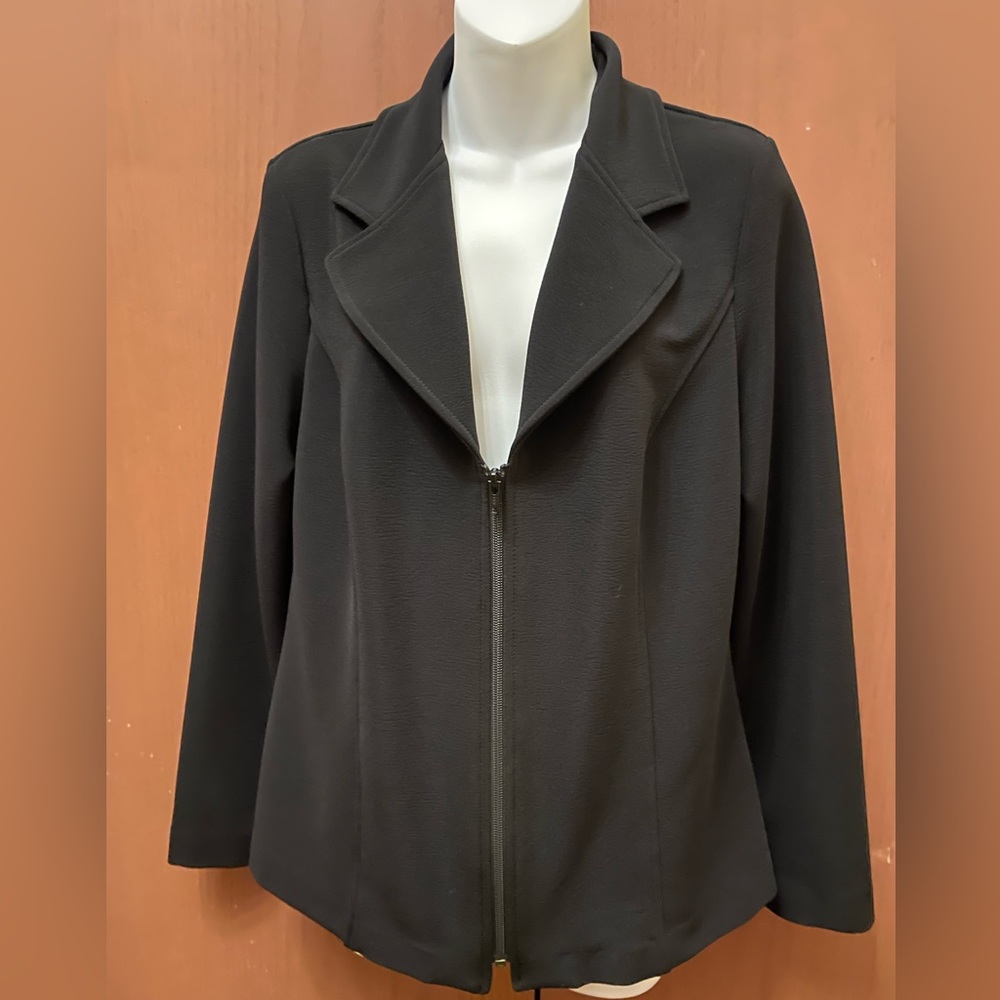 ⬇️ $29. ⬇️Weekenders Medium Black Zip up Blazer in a comfortable stretch fabric.